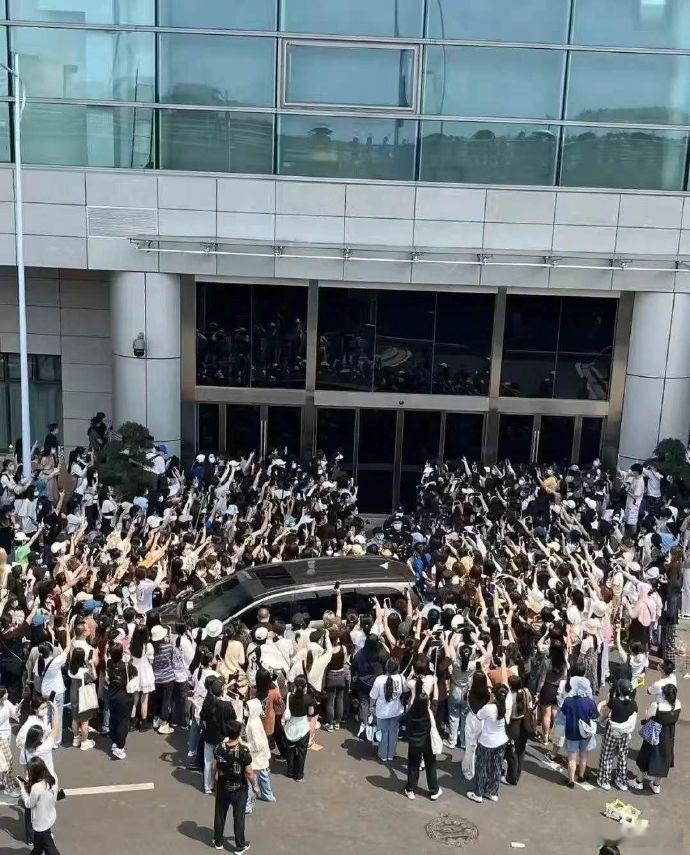 CORTIS上海活动跳GO CORTIS上海活动人气，好多人啊！CORTIS上海