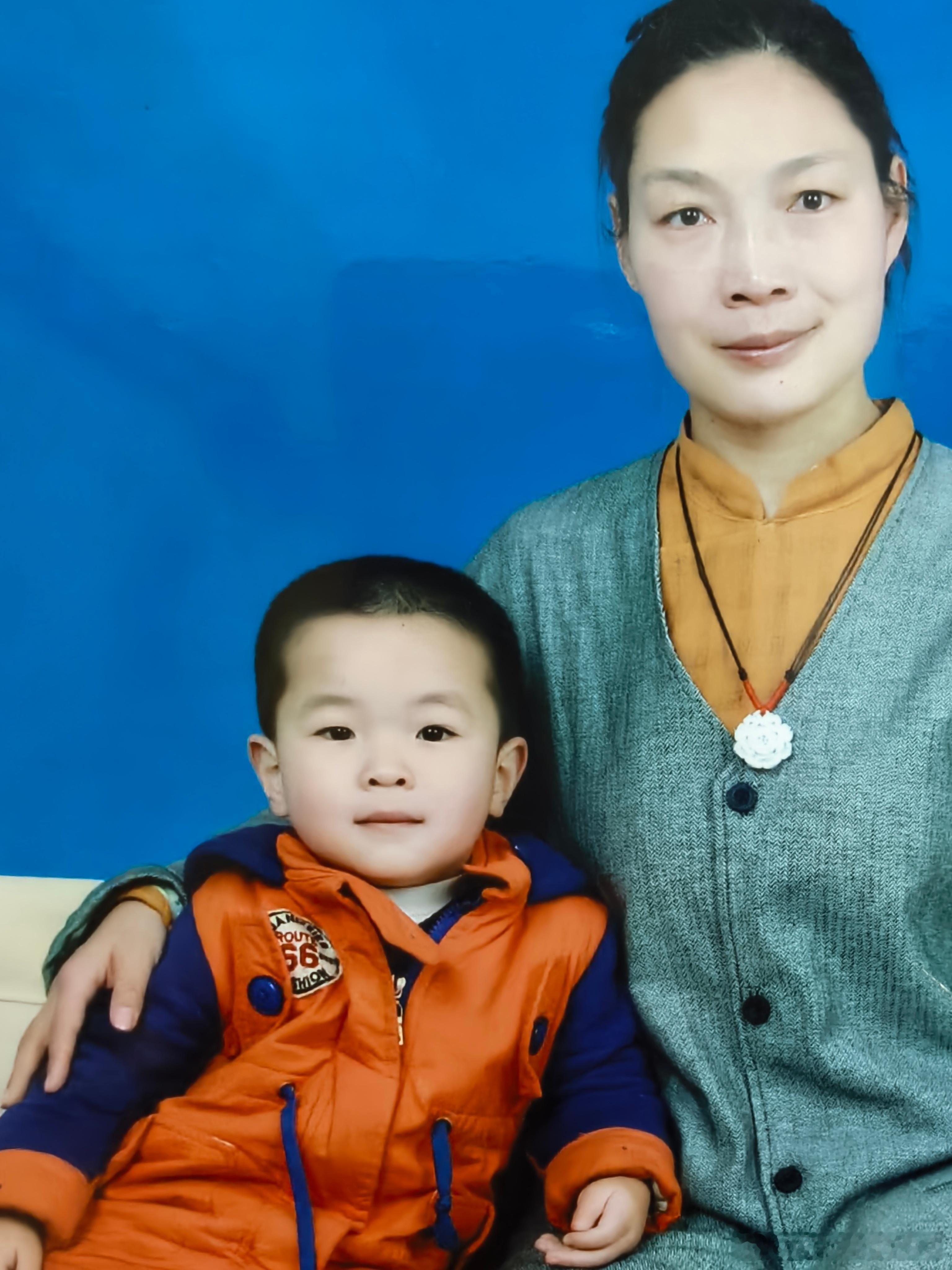 收拾屋子，找到一张呦呦君四岁，我四十一岁的照片。另找到2006级三班王晓倩同学写
