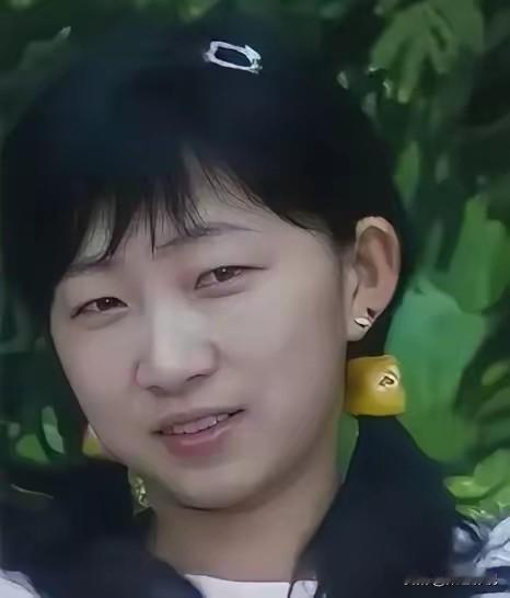 她曾不顾一切嫁给47岁的非洲总统，成为总统夫人。可在她生下两个女儿后，彻底失宠。