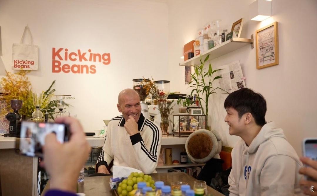 齐达内樊振东热聊谢谢齐祖的分享，两位都很棒，玩的开心！ 