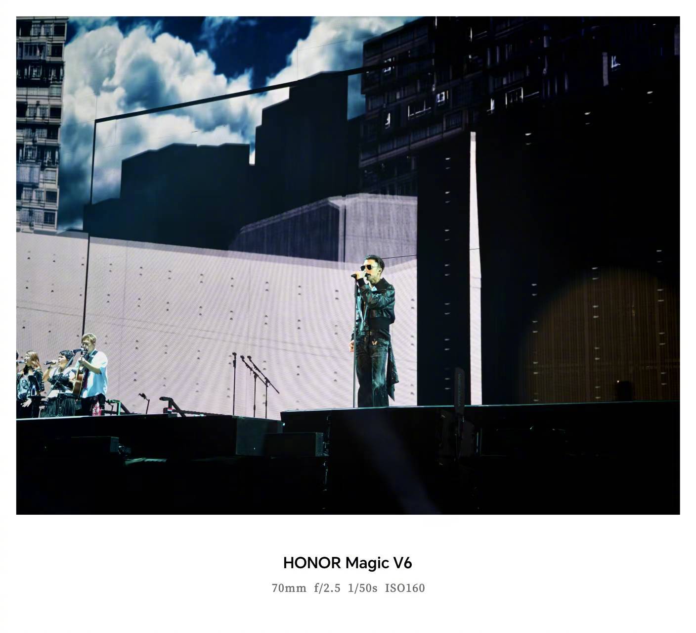 舞台场景其实挺难拍的，灯光复杂，明暗飘忽不定，一般距离也比较远，不是特别容易出片