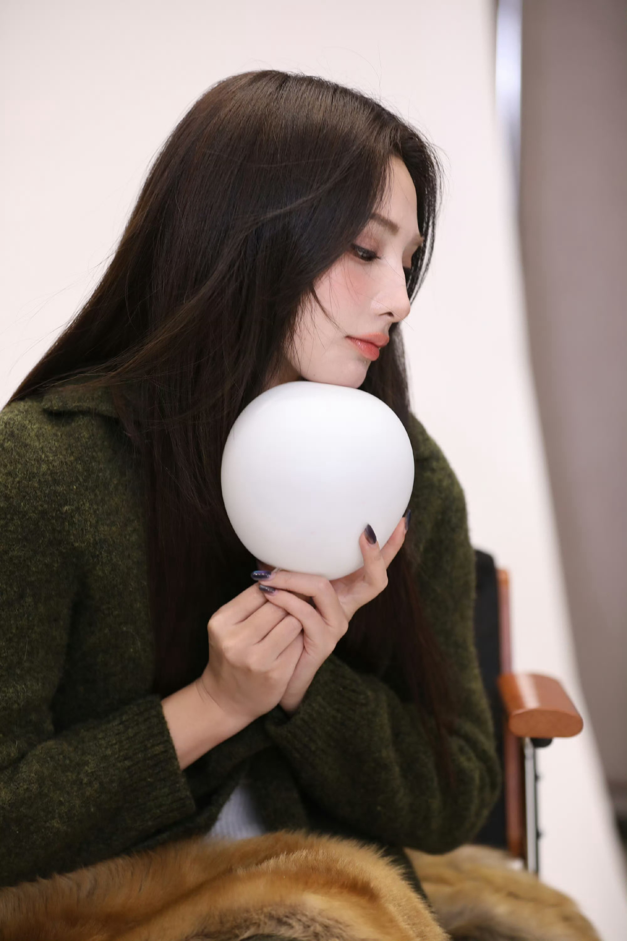 世上怎么会有如此完美的脸蛋！太完美了～每次看到都要被惊艳一把，姐你不拍现代剧大美