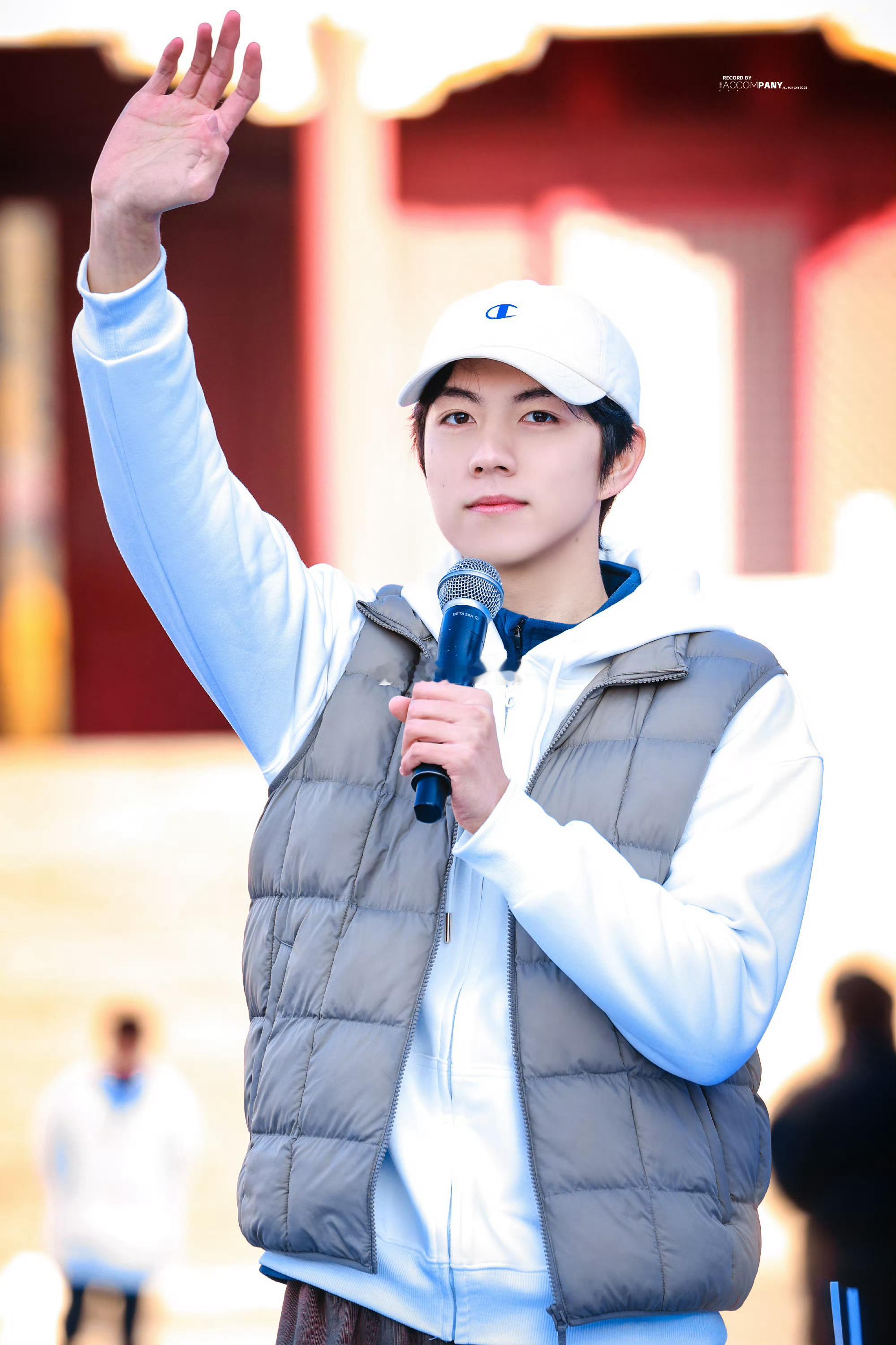 这居然是赵一博的生图  生图直鲨疯了！赵一博怼脸镜头完全抗住，五官精致又立体，原