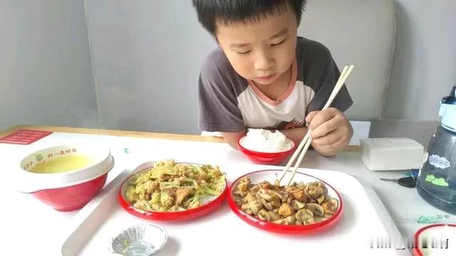 我儿子五六岁时，我包的肉饺子，他一顿吃22个，熟食店买的卤鸡，他能吃一只，方便面