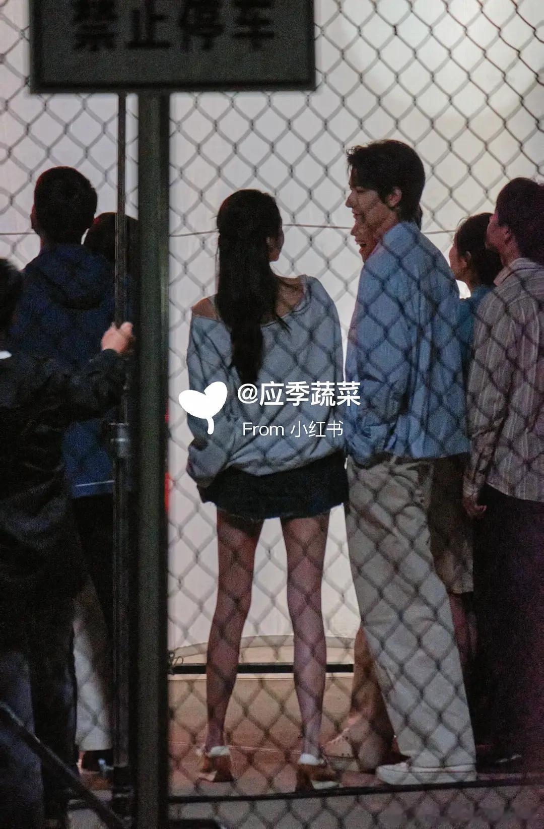 关晓彤林一这张路透好神！两个腿精，身高差+体型差，真正的势均力敌 