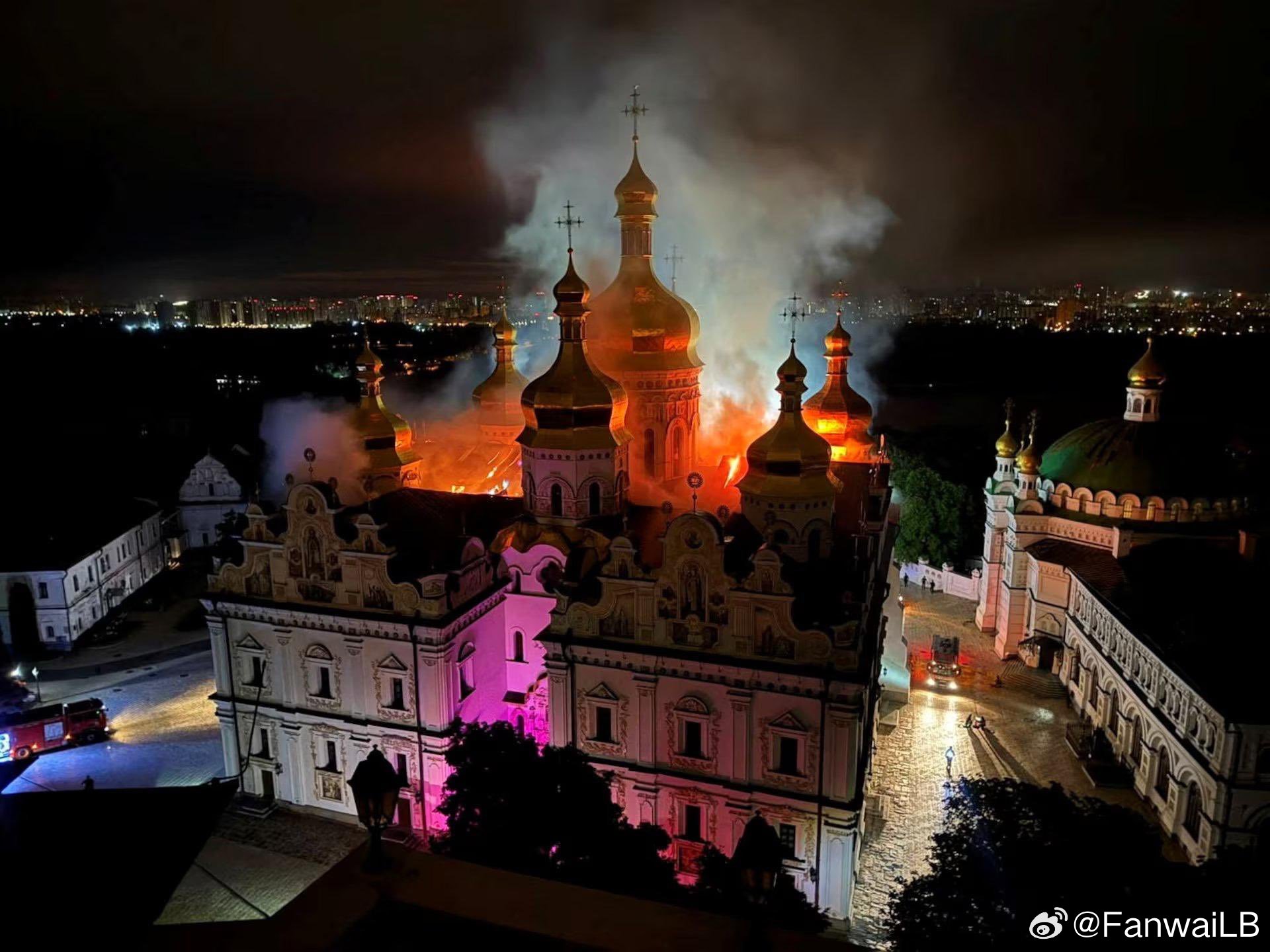 美媒，感动美国特朗普的那一刻：泽连斯基拿出基辅燃烧中的圣母安眠大教堂的照片——这