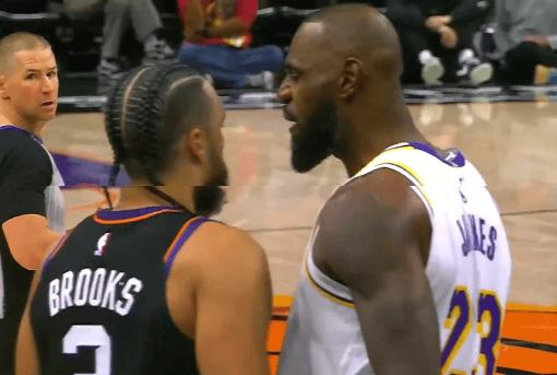 狄龙又把詹姆斯心态整崩了！
今天太阳对湖人的第三节比赛中，狄龙难受不经意间将球扔