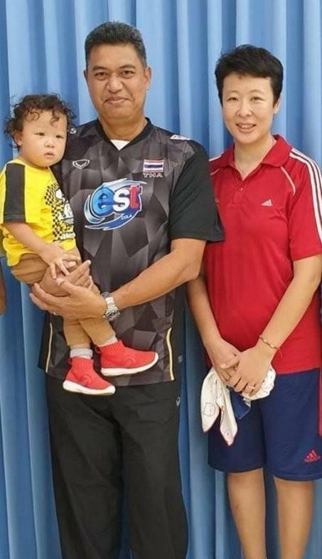 2012年，排球冠军冯坤嫁给泰国教练加提蓬。大家兴高彩烈送上祝福，但冯坤嫁过去后