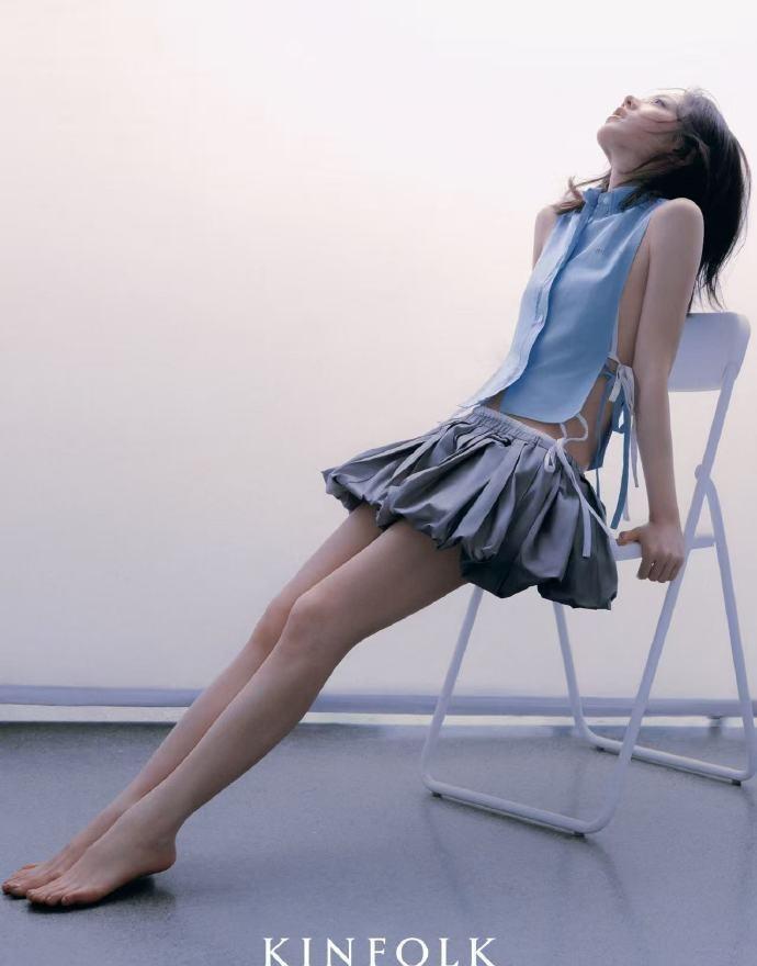 侧边镂空设计，对腰线要求很高。腰部线条流畅、无多余堆积，才能撑住这种“呼吸感”。