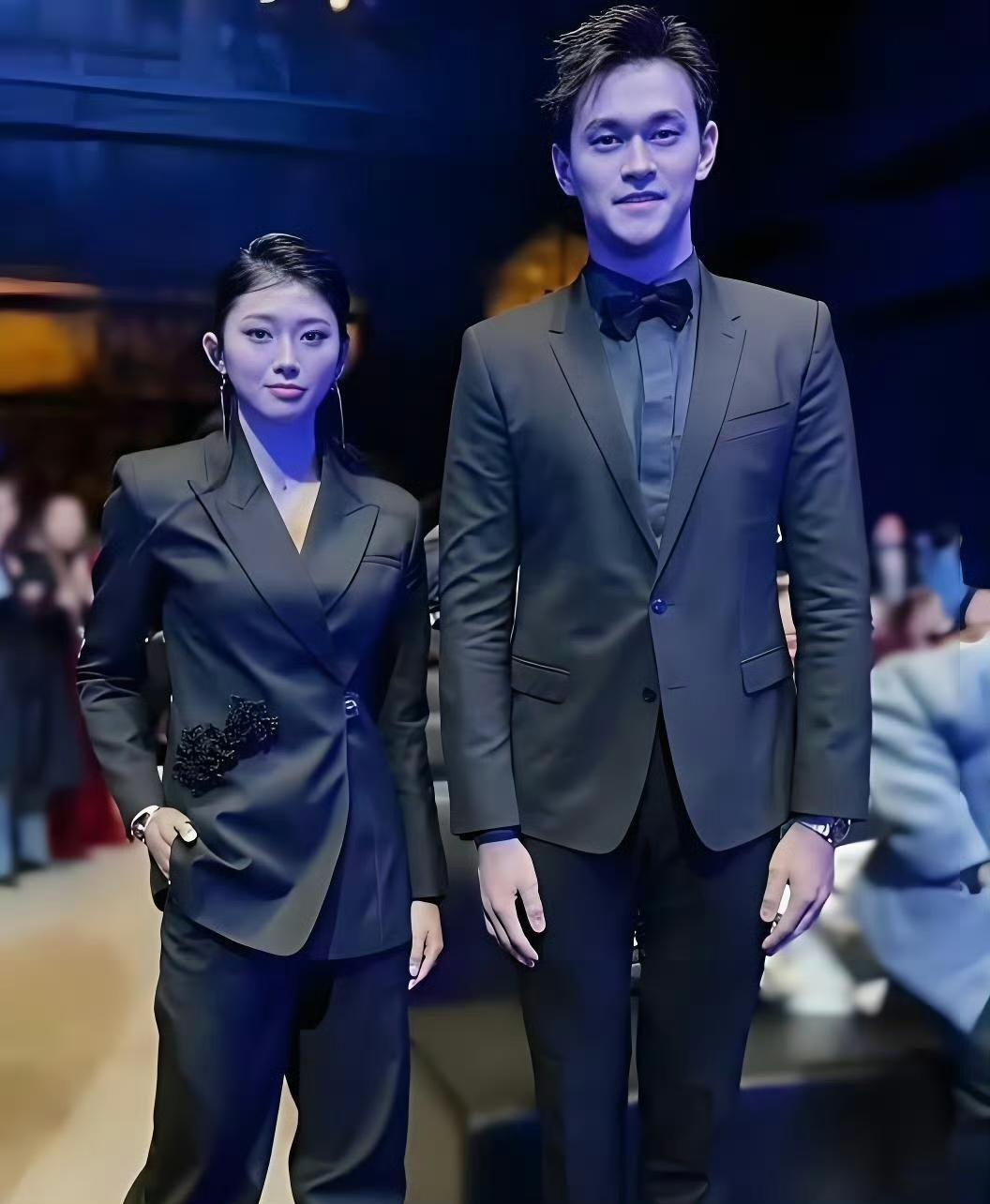 吴艳妮：孙杨哥，今天跟你同框我才发现自己居然显得这么娇小。

孙杨：哈哈，你在我