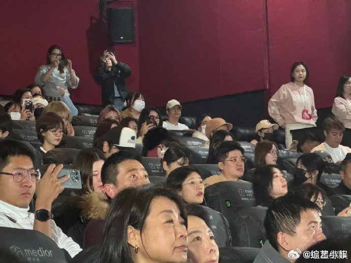 金晨新片首映礼浪姐团建 金晨《骗骗喜欢你》首映礼绝了！浪姐第一季团建来袭，瞬间梦