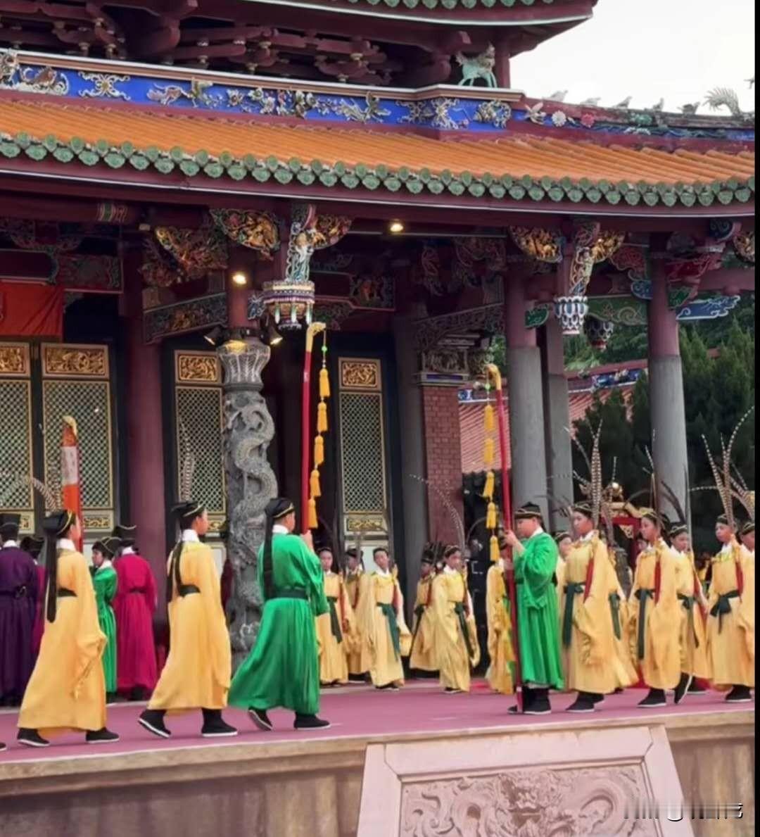 9月28日，中国台湾省台北孔庙举行了隆重的“祭孔大典”，通过传统的礼、乐、舞表达