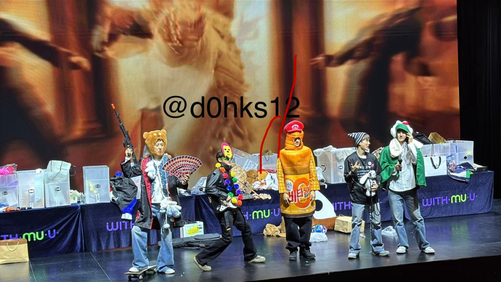 感觉职业满意度满分的EXO（粉丝没有要求，成员们自己幸福的穿戴，然后玩的不亦乐乎