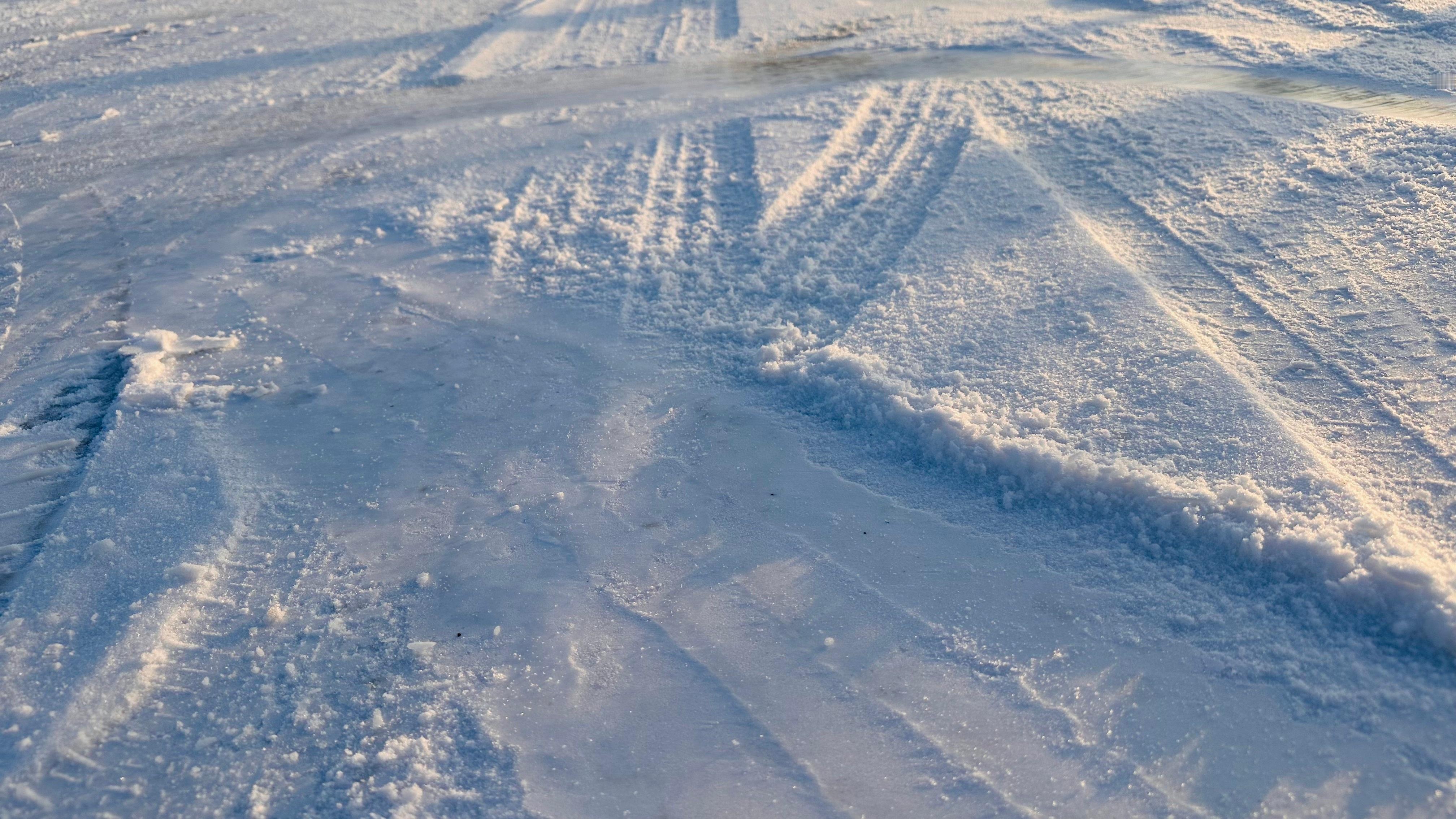 我真的是想笑。前年，我 10 月底 11 月初就换上了冬季运动胎，准备北京下雪的