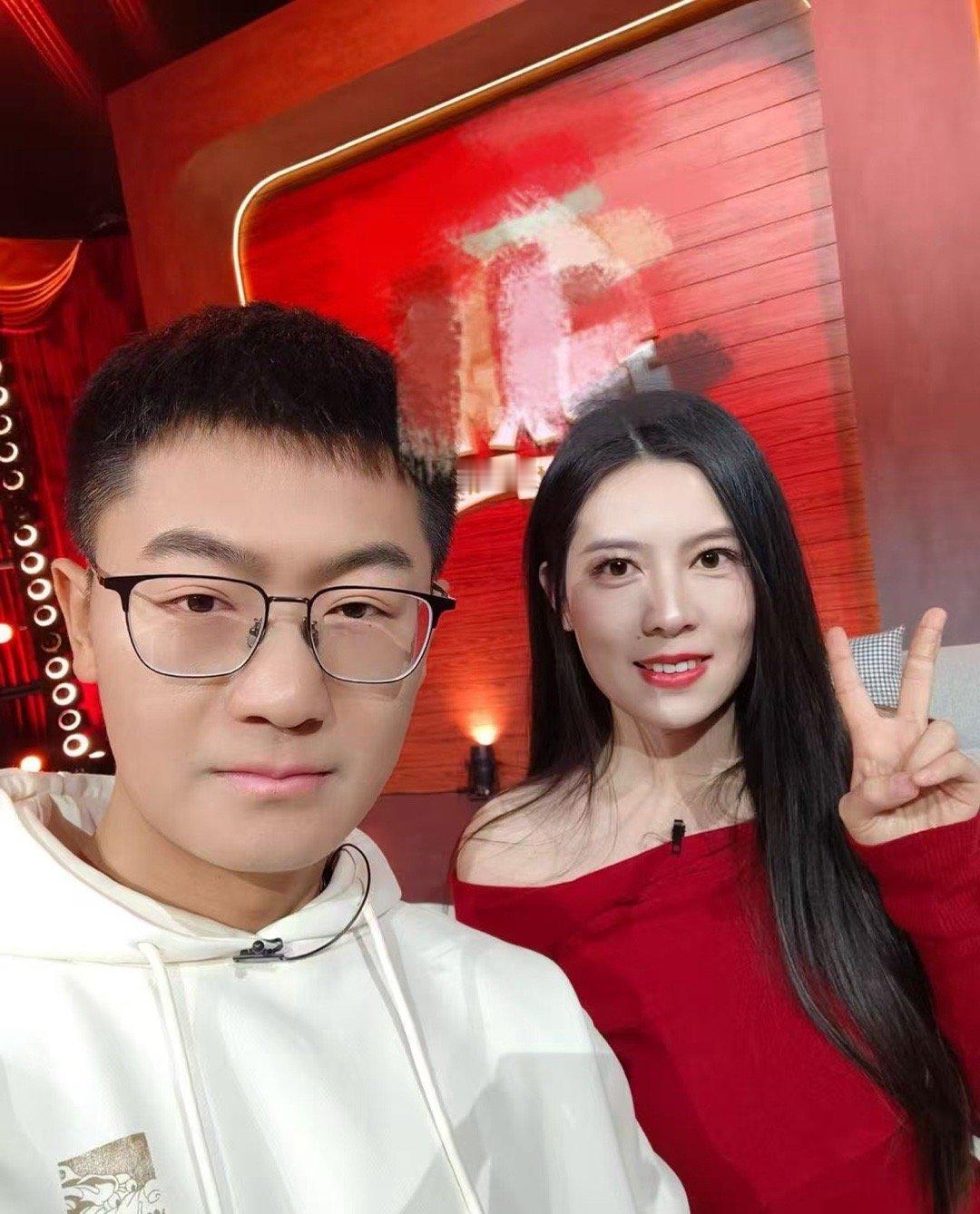 唐香玉说这辈子还没摸过腹肌 唐姐又贡献名场面了[偷笑]！男嘉宾脱衣秀肌肉，她一边