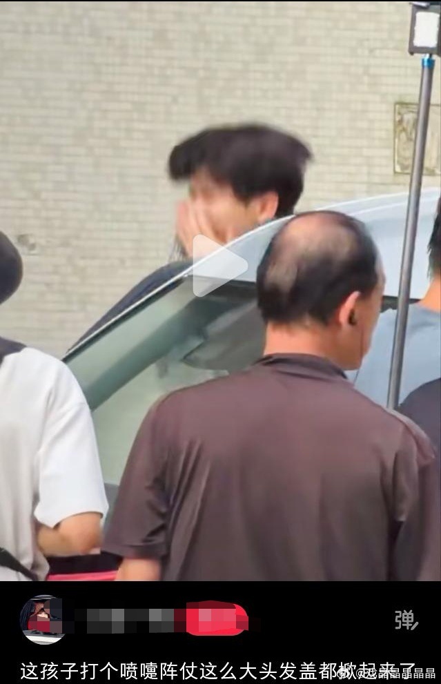 打个喷嚏，假发飞起来了 ​​​