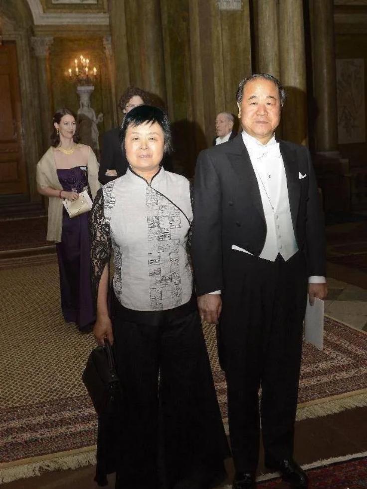 这是作家莫言和自己的结发妻子杜勤兰，我第一次看到这张照片惊呆了，见过很多夫妻长得