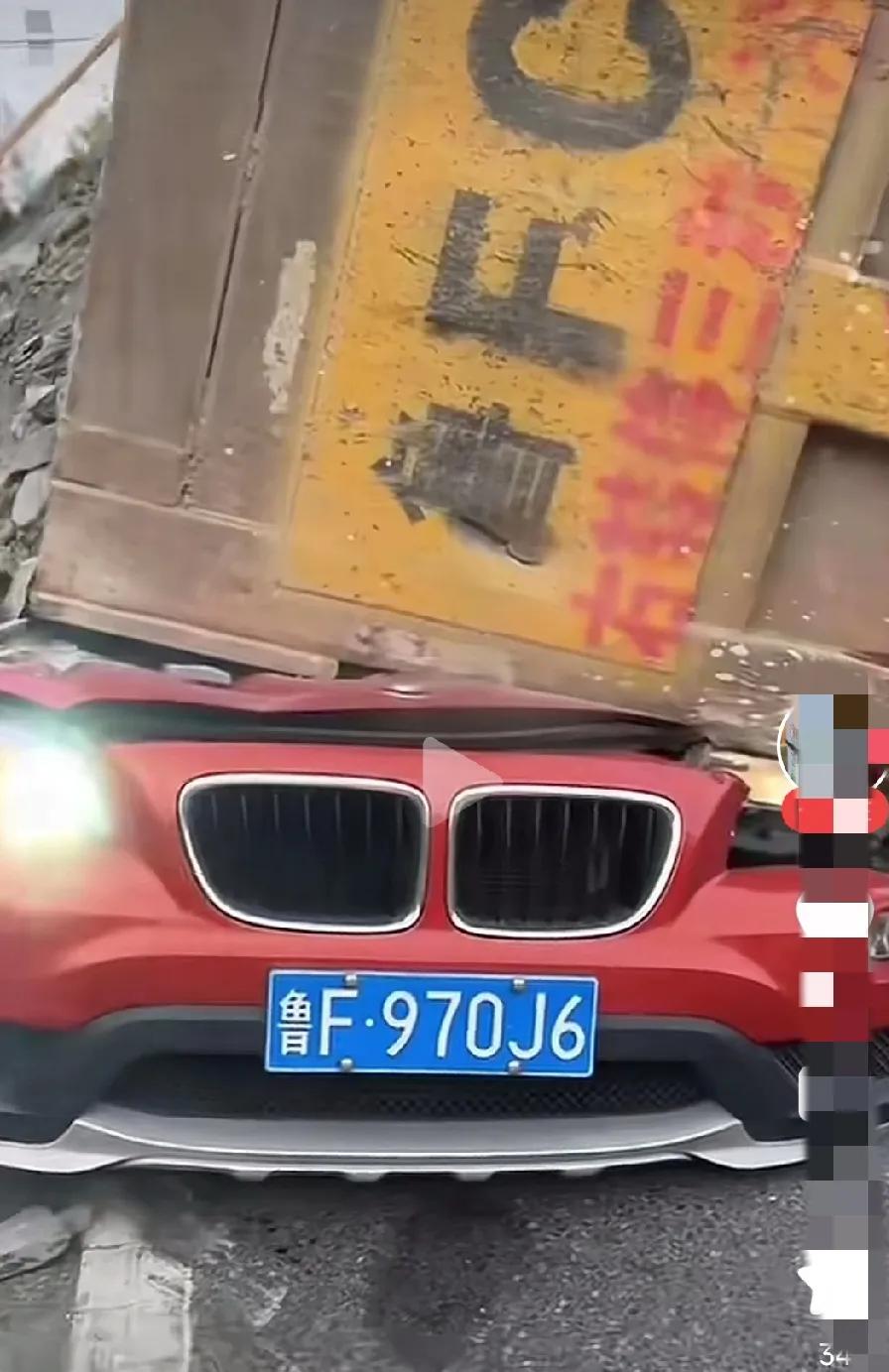 每次看到这样的新闻，都很揪心，
山东烟台，一渣土车拐弯开太快，导致车辆不稳侧翻。