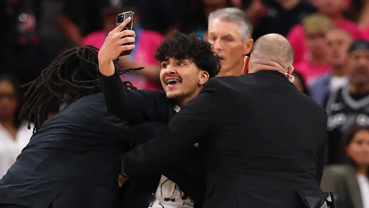 昨晚冲入场内和文班亚马合影的球迷遭到NBA重罚：这名违规进入球场区域的球迷已被警