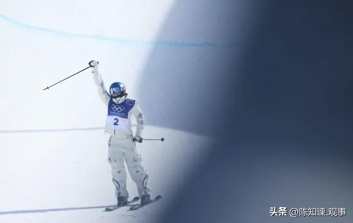 你们喜欢谷爱凌的吗？
是从哪一刻起喜欢的？
我是不经意间，被她这次在米兰赛场上滑