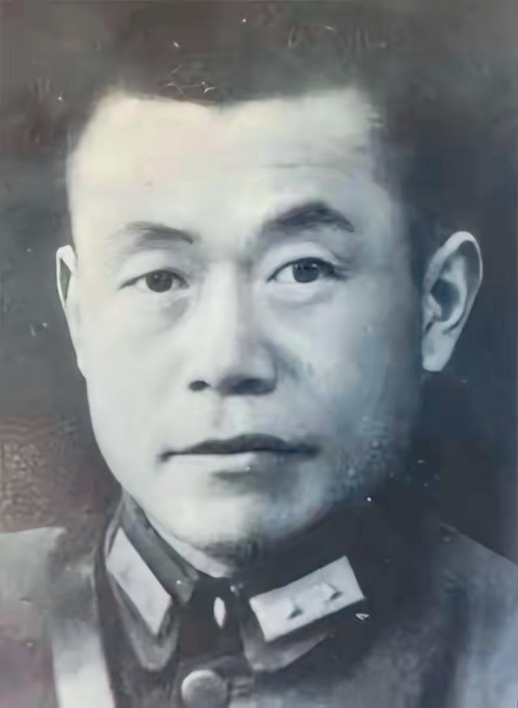 1949年，邱清泉战死后，妻子带着孩子逃命到福建，准备去台湾，就在上船前，次子却