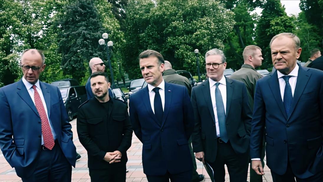 未来的“抗俄主力军”，就靠这五位了！
他们分别是，德国总理默茨，英国首相斯塔默，