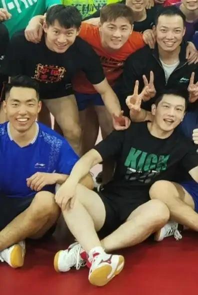 这张男乒队员的合照，我只认出了皮肤白皙、笑容灿烂的樊振东，后排左侧那位剑眉星目、