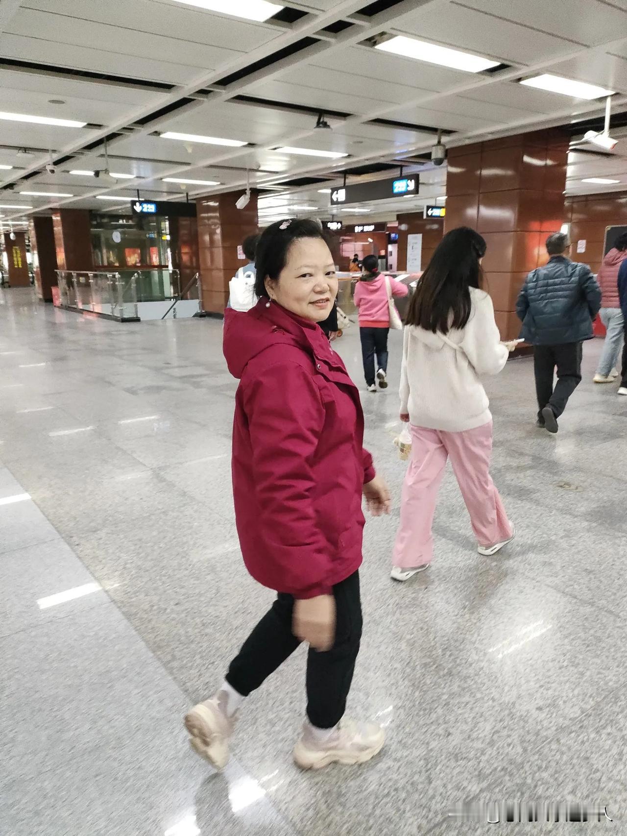 幸福就是身子没病，兜里有钱，回家有热饭，糟心事儿能有人唠，明儿睁眼还有奔头。
