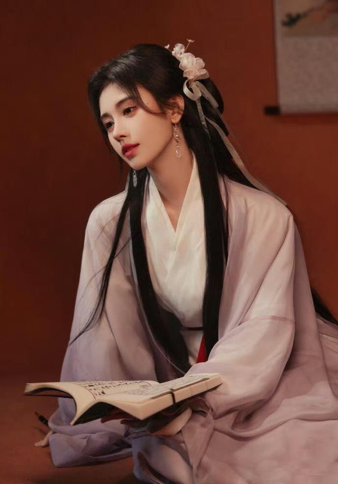 鞠婧祎：独立逐梦，绯闻绝缘的事业狂人

2025年，鞠婧祎以独立艺人身份在娱乐圈