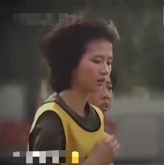 徐枫灿从小就酷爱运动，“天然”的运动身材，“大长腿”的优势无所不在，特别是田径场