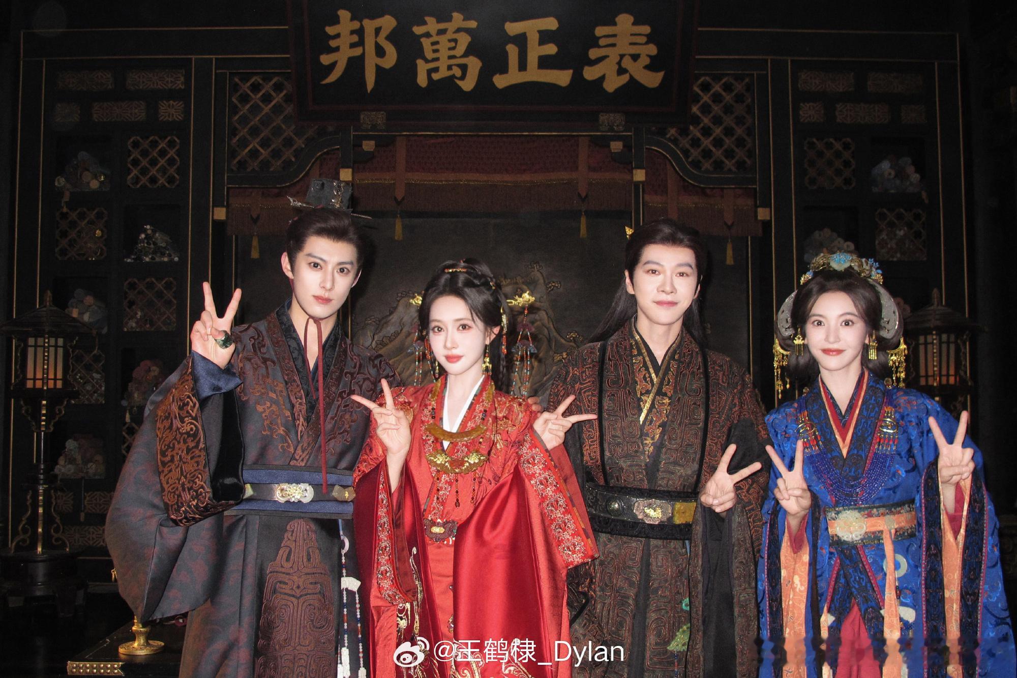 恭喜王鹤棣《将门独后》圆满杀青！看了杀青特辑，服化道和整体质感让人眼前一亮，每一