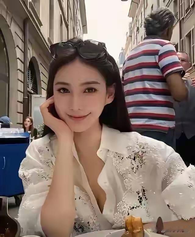 小梅运气好吗？遇到小菲，让小菲事业有成家庭美满了。不错了，那是小菲和兰姐努力的成