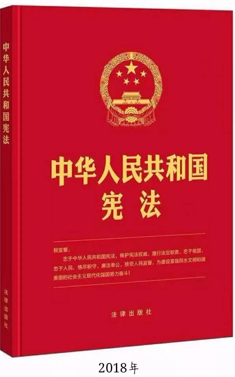 一是自然赋予的。权利是人生俱来，不可剝夺的自然属性。如生命权、自由权等是天生享有