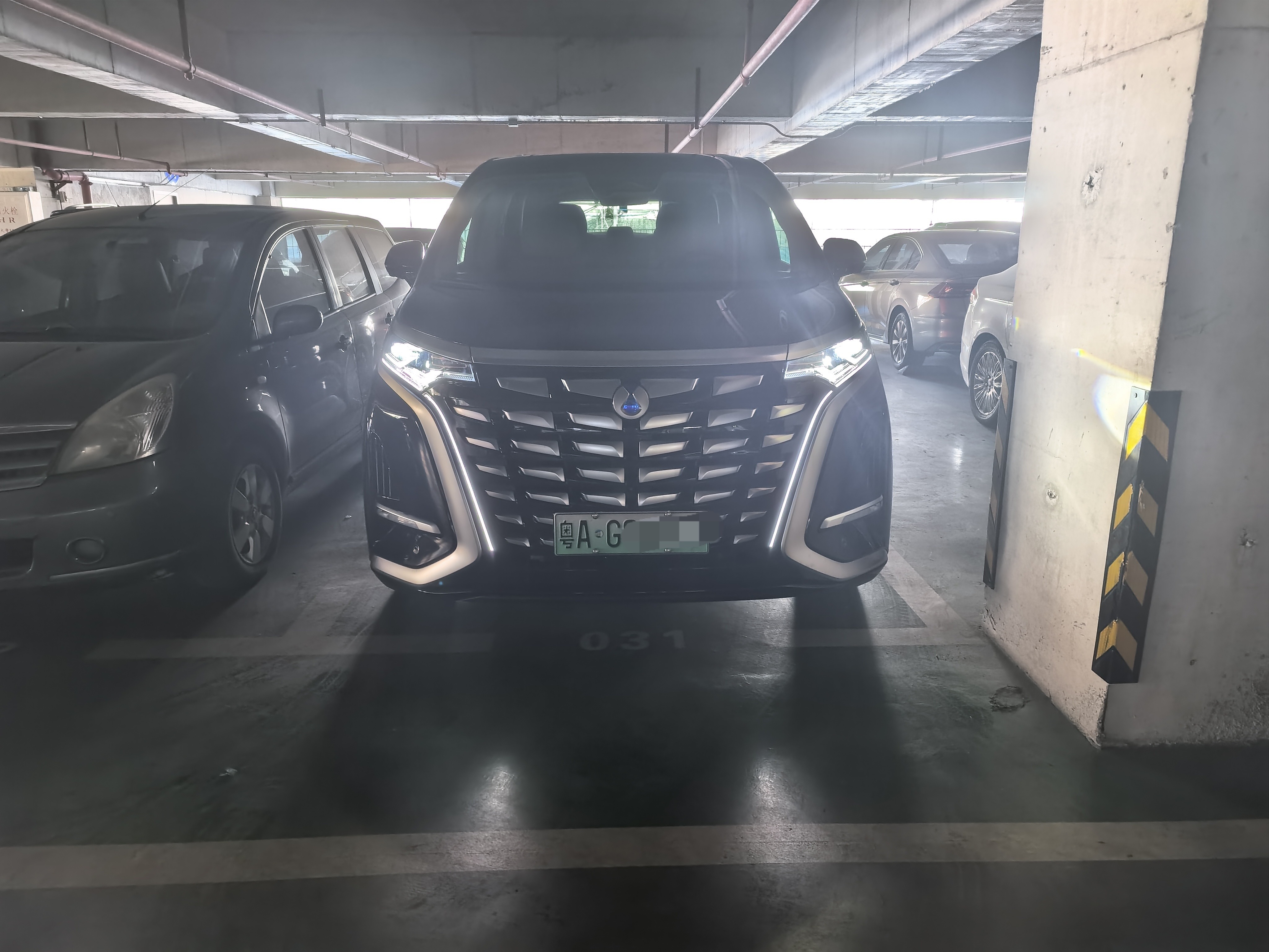 我最近一直在体验腾势D9和问界M8，日常生活用车过程中，切实感受到了它们的优势，