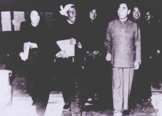 第三届全国人民代表大会上周总理与邢燕子，陈永贵等代表走入会场