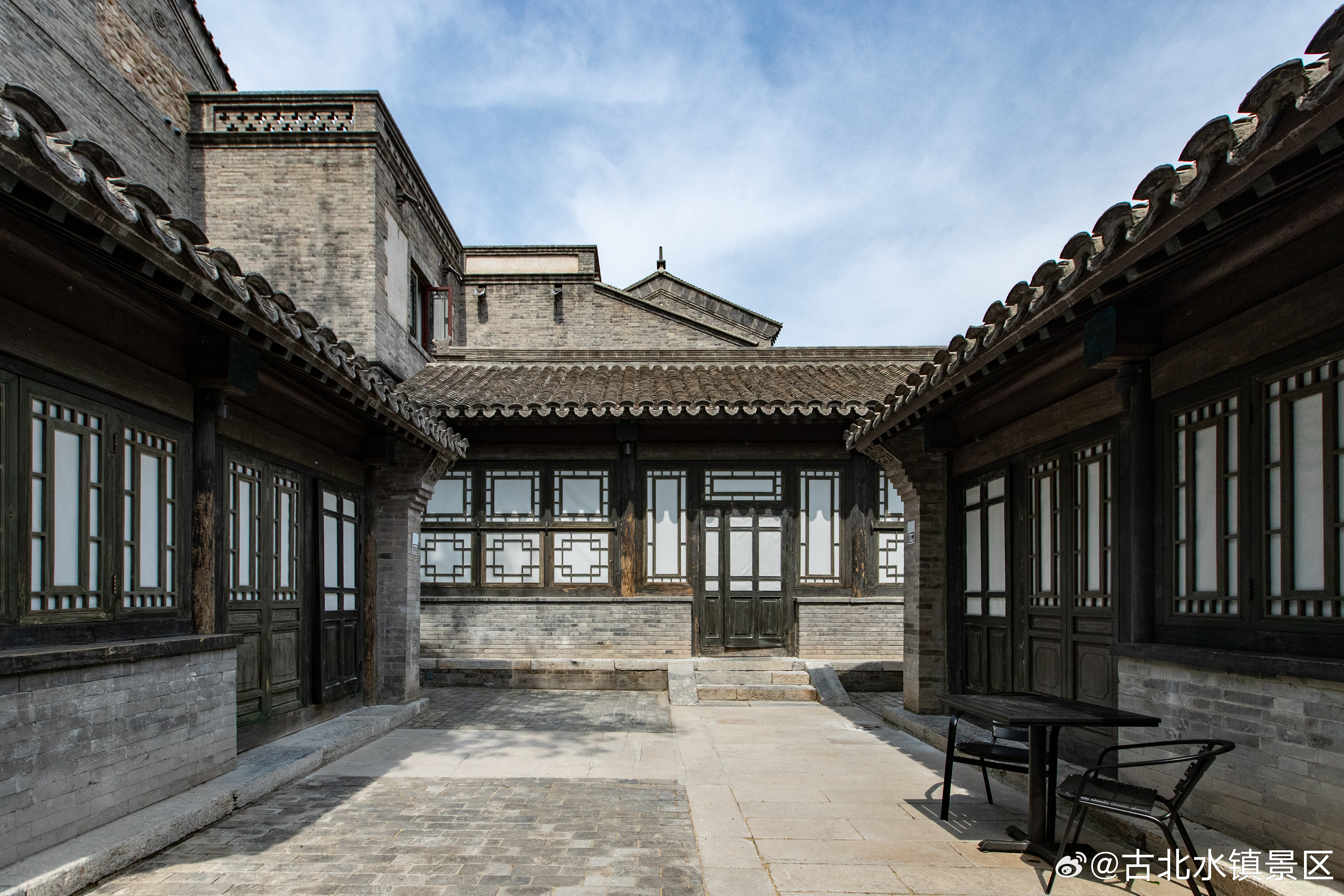 【古北水镇住宿合集】· 木兰客栈（四十二）位于景区的外围，临近小镇入口，处于汤河