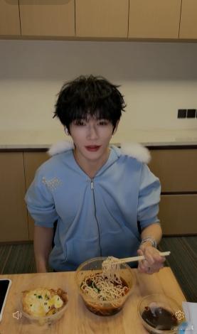 余宇涵吃播 看余宇涵吃播，简直是治愈系！他的笑容和话题永远让人忍不住想看下去！ 