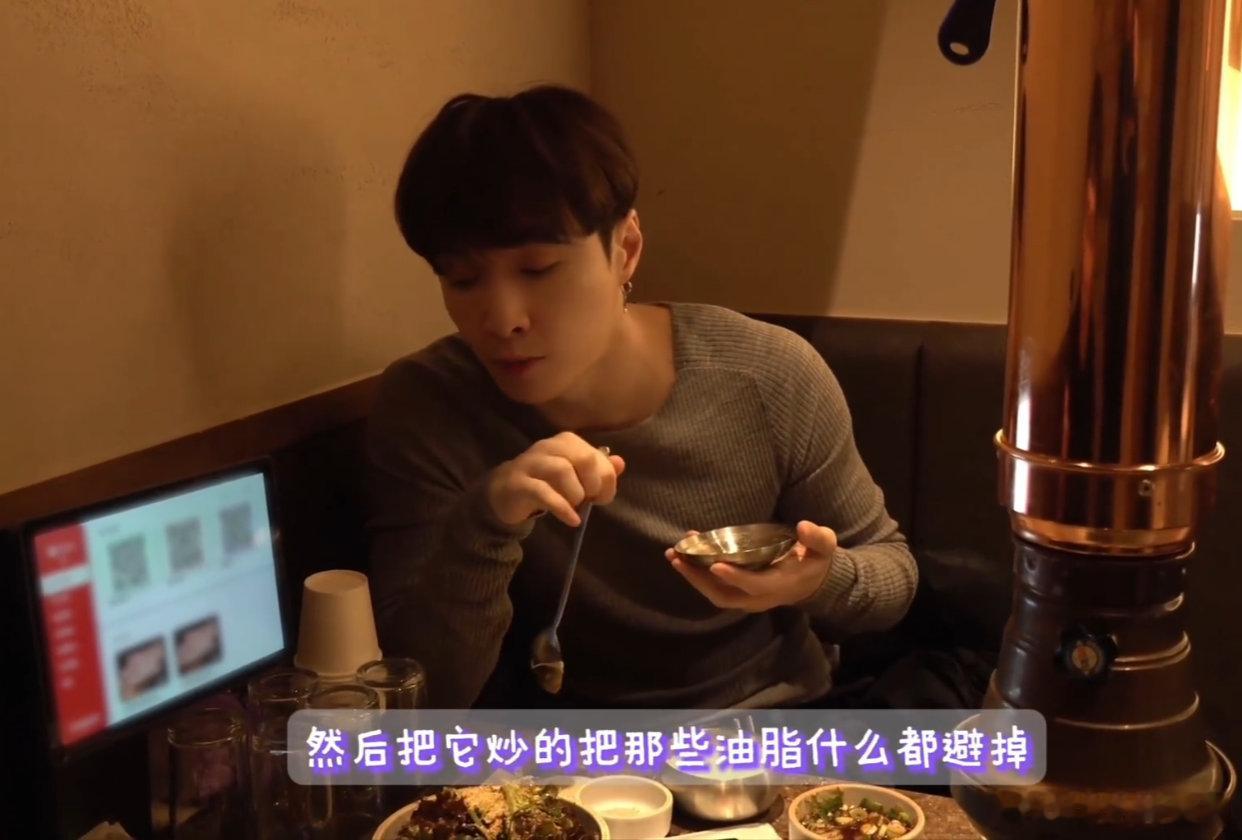 张艺兴也是老吃家啊谁懂啊！张艺兴这吃饭配置，妥妥老吃家水准！米饭 + 炸洋葱 +