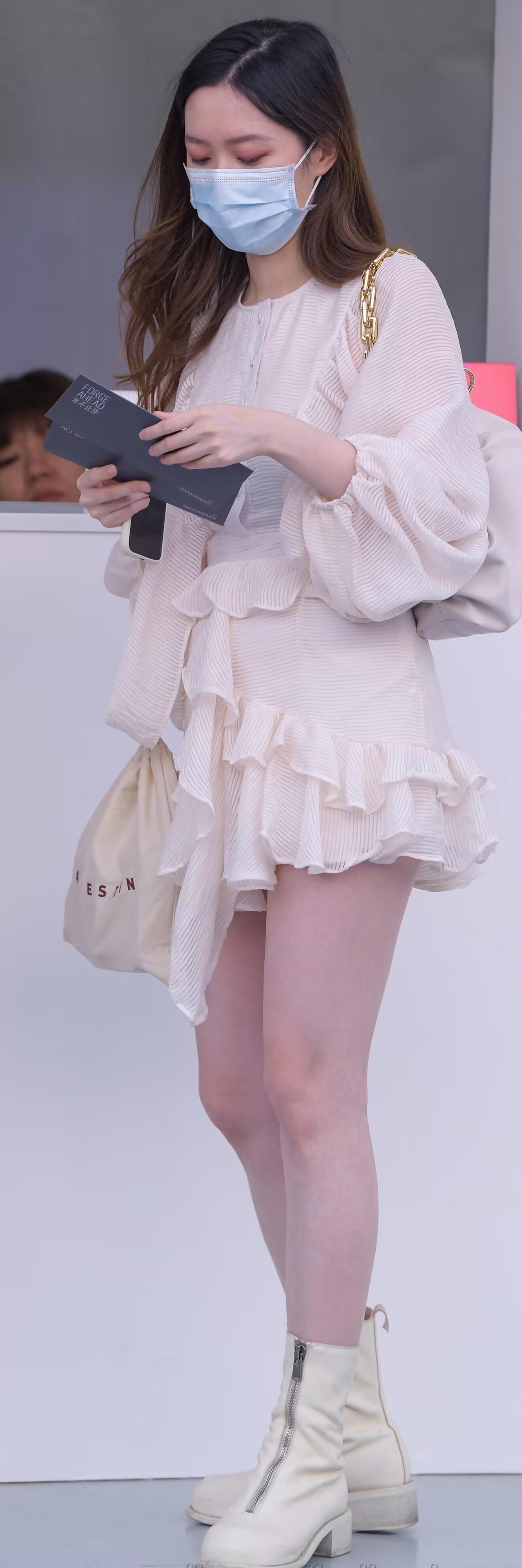 这就是现实， 去酒吧看看，金钱面前颜值算什么， 去工地看看，生活面前尊严算什么。