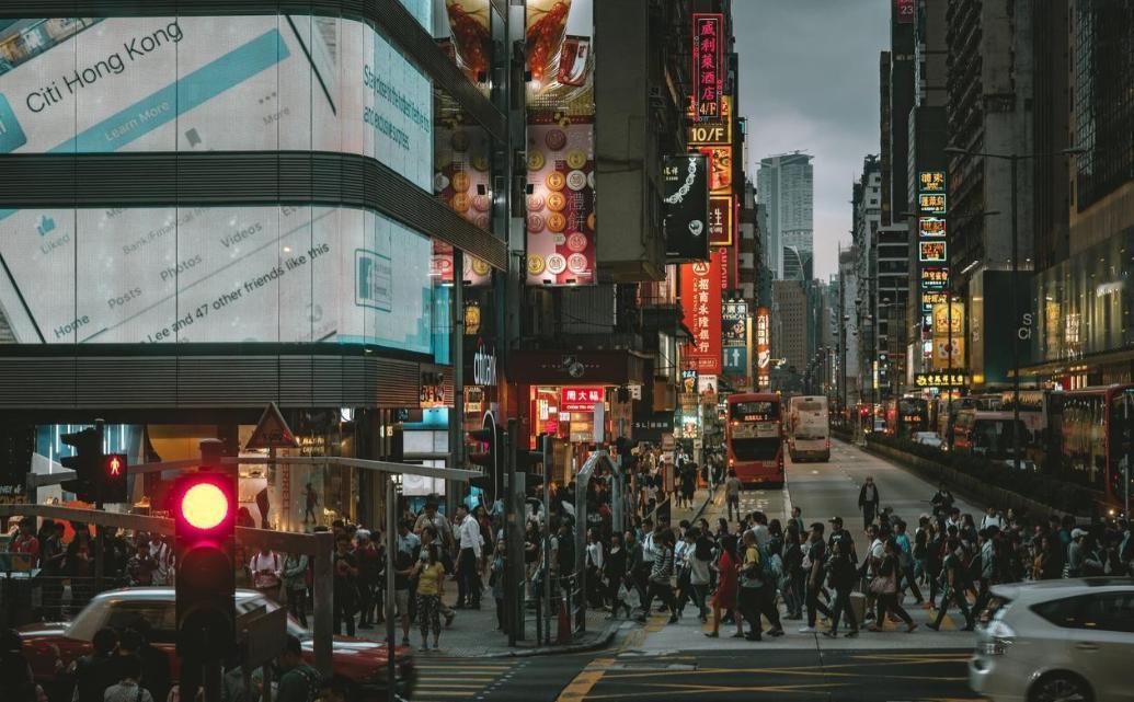 是非先亡
很多人以为，一个社会出问题，都是因为穷、因为资源不够、因为日子难过。其