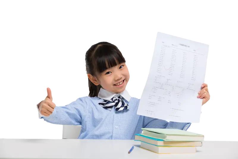孩子的成绩和品德，我觉得品德更重要。成绩只是某阶段的学习成果，有局限性且会波动。