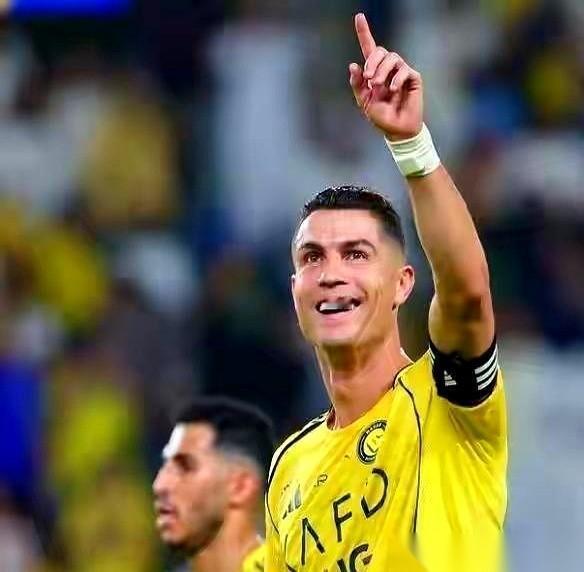 39岁，一个快40的男人，还在沙特联赛玩命地刷进球，冲着1000球去了。
就差4