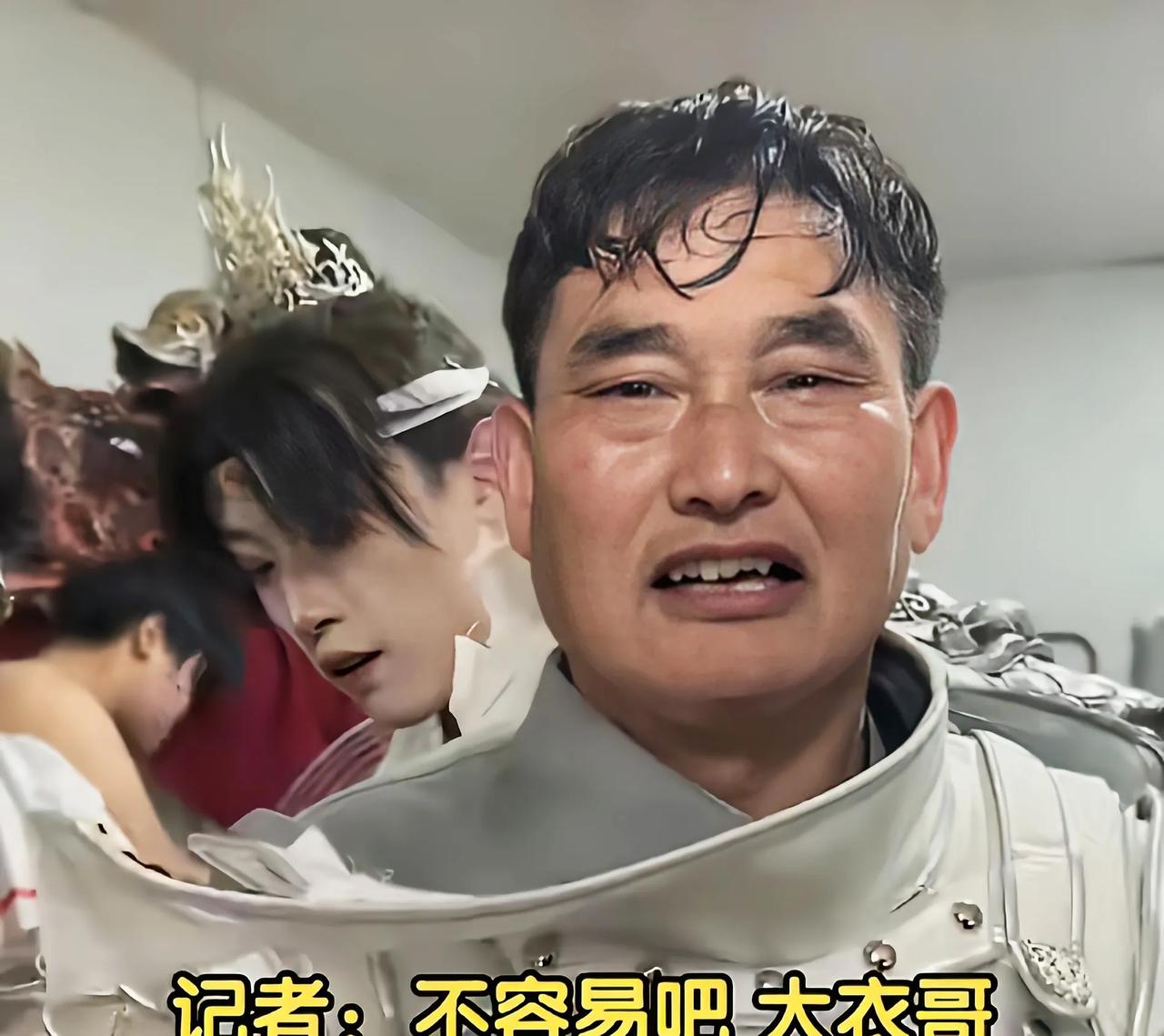 大衣哥开封万岁山穿铠甲汗流浃背，想不到他这样的歌唱家还接这活

大衣哥朱之文昨天