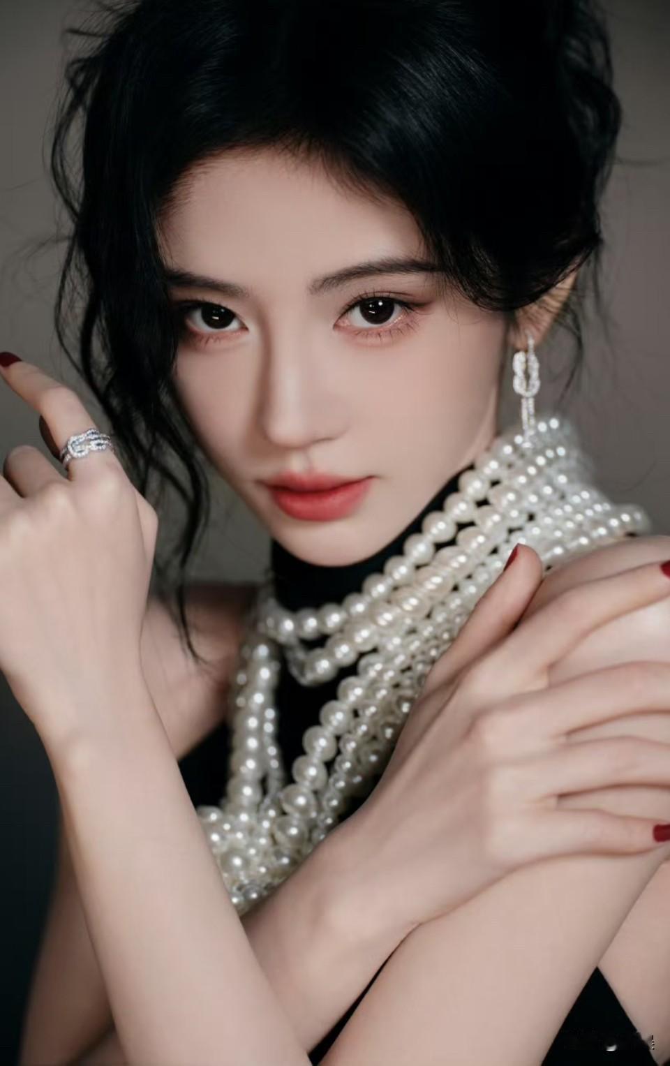 我去！鞠婧祎红毯出图来了，好贵气！好美好美呀！
这是工作室的出图，所以还是会精修