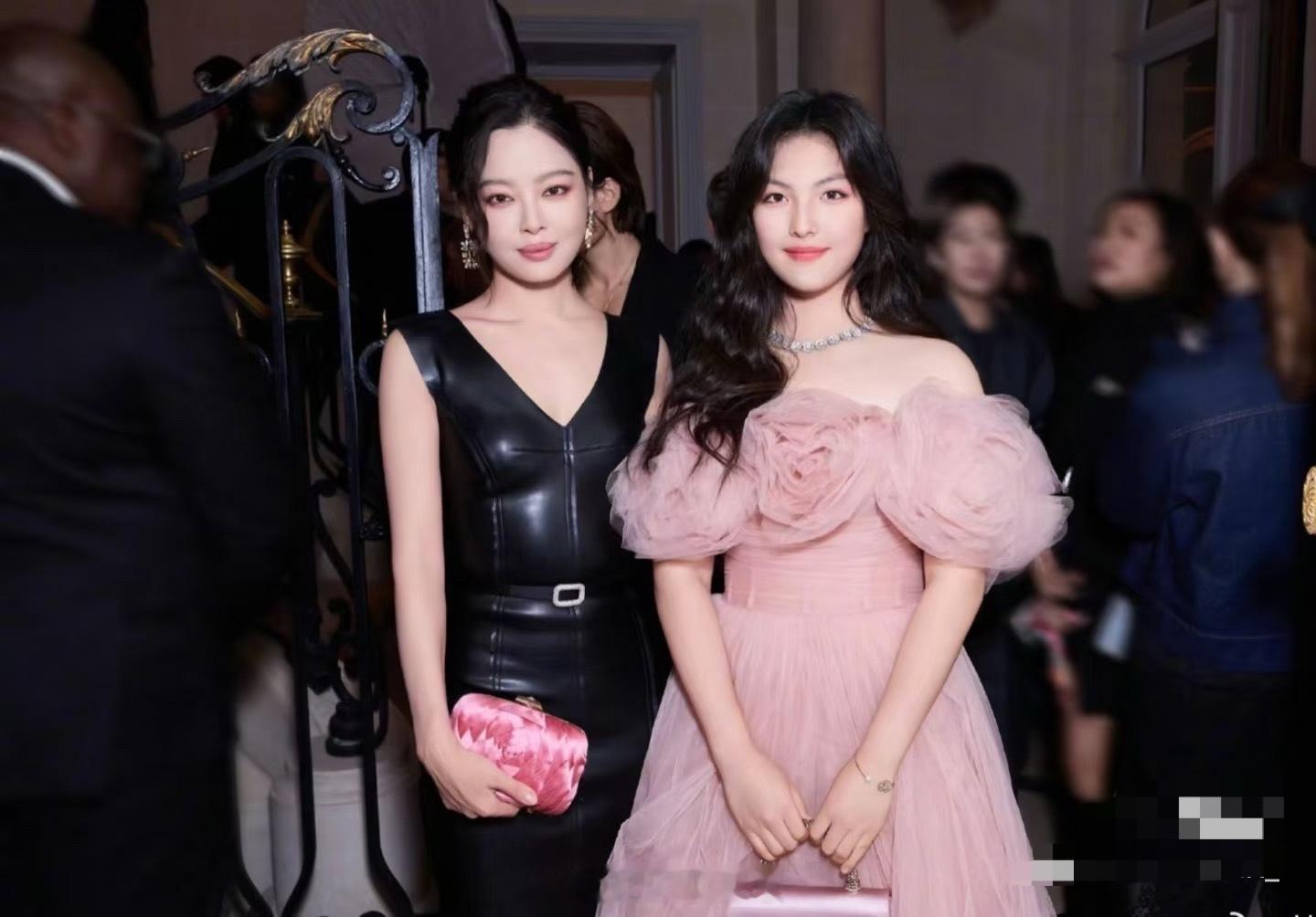 王诗龄G社生图真的是女大十八变呀，这跟小时候的王诗龄真的很不一样哎，越来越漂亮啦