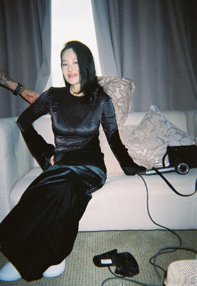 咏梅顶级地母系美人 谁能拒绝地母系美人的温柔力量！导演之夜的她，眼神温和从容，气