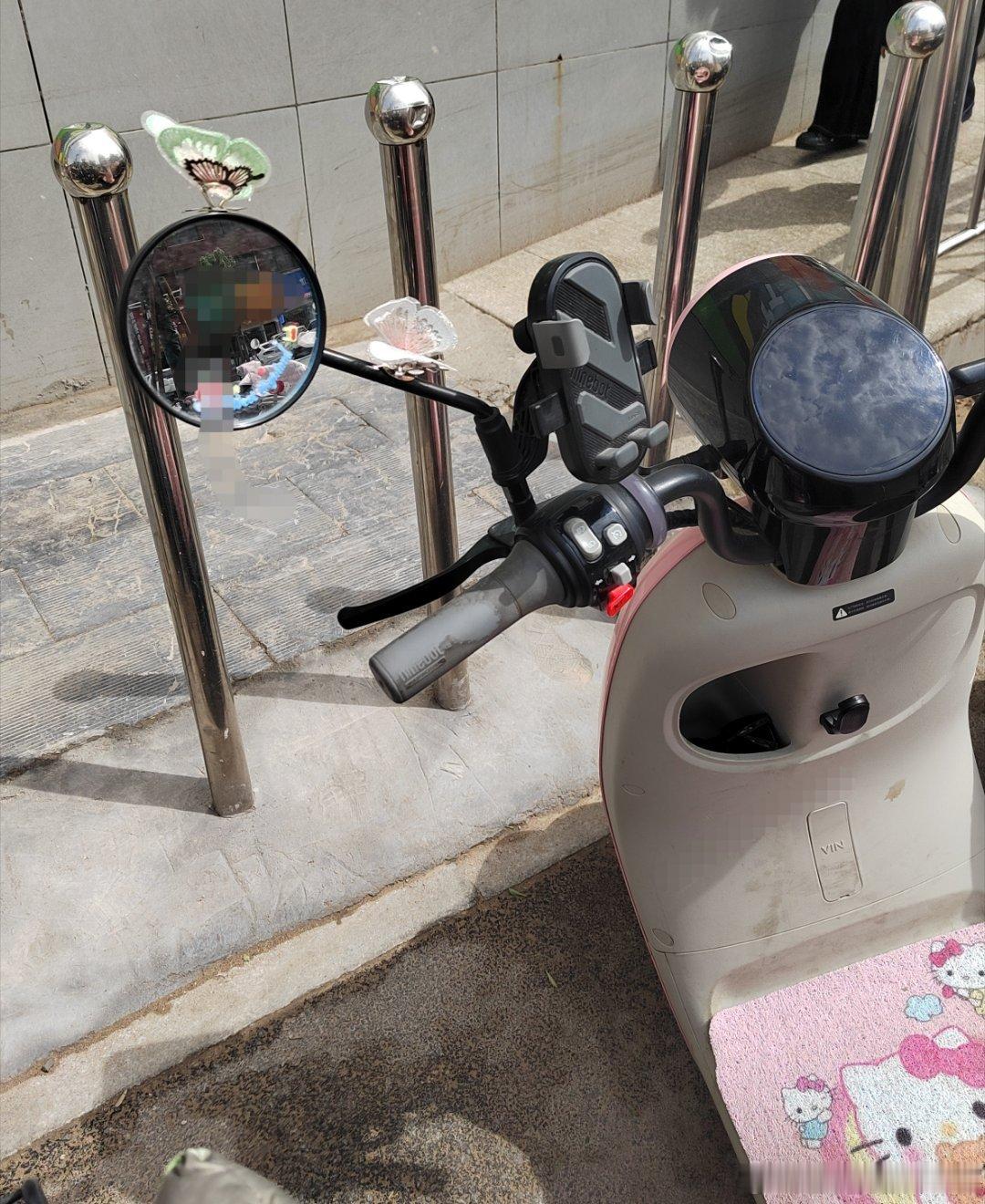 昨天去超市停车时被旁边这辆粉色电车可爱到了每侧的后视镜上都停着两只美丽的蝴蝶，车