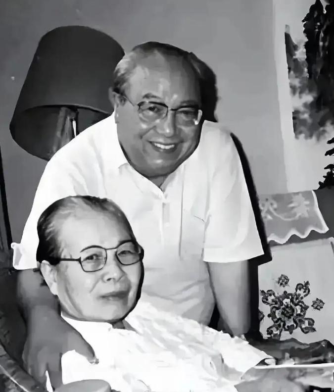 2005年，95岁的费孝通临终之际，拉着女儿的手说：“我走后，你不要把我全葬在你