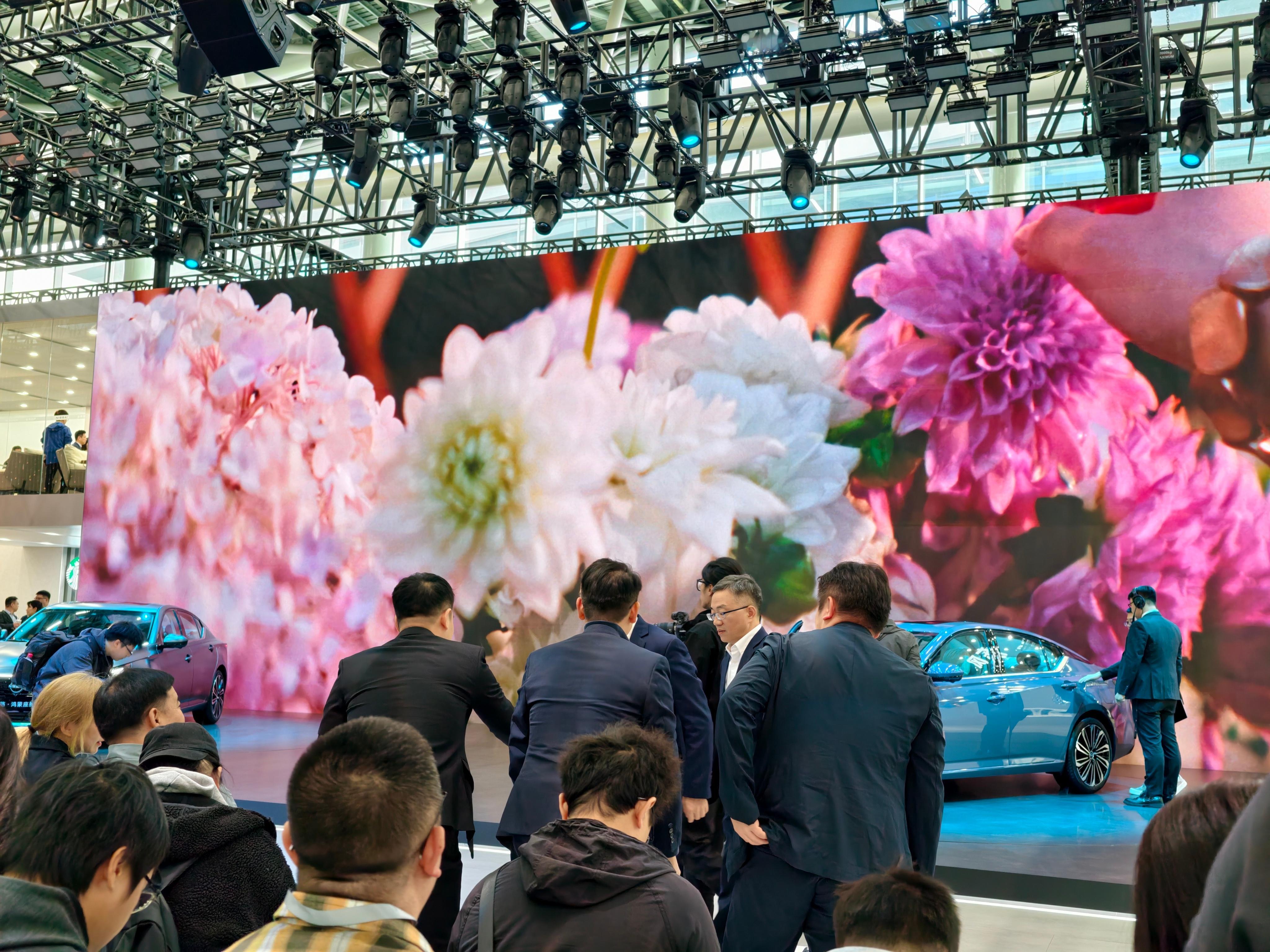 日产展台，来看看智能化的油车天籁鸿蒙座舱油车的不会消亡，但可以进化好用好玩更智能