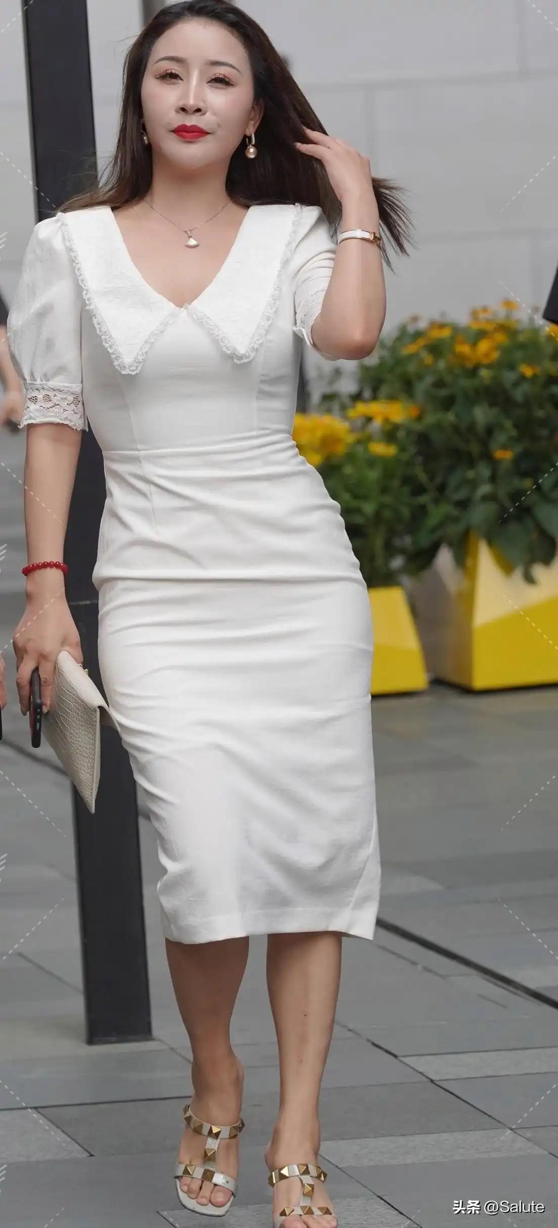 优雅白裙，自信步伐，都市女性风采